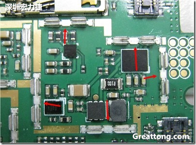 圖中顯示一塊電路板使用這種屏蔽夾(shielding clip)的實(shí)例?；旧衔覀?cè)趶澖堑牡胤蕉荚O(shè)計(jì)擺放了一個(gè)屏蔽夾，這樣可以讓作業(yè)員比較方便安裝屏蔽罩(shielding can)時(shí)的對(duì)位準(zhǔn)確。然后在其他沒有屏蔽夾的地方也設(shè)計(jì)了一些接地的布線，一來(lái)可以稍微提升屏蔽罩的電磁隔絕能力，另一方面也可以為屏蔽夾無(wú)效時(shí)，馬上可以更改為屏蔽框，而無(wú)需要重新設(shè)計(jì)電路板。