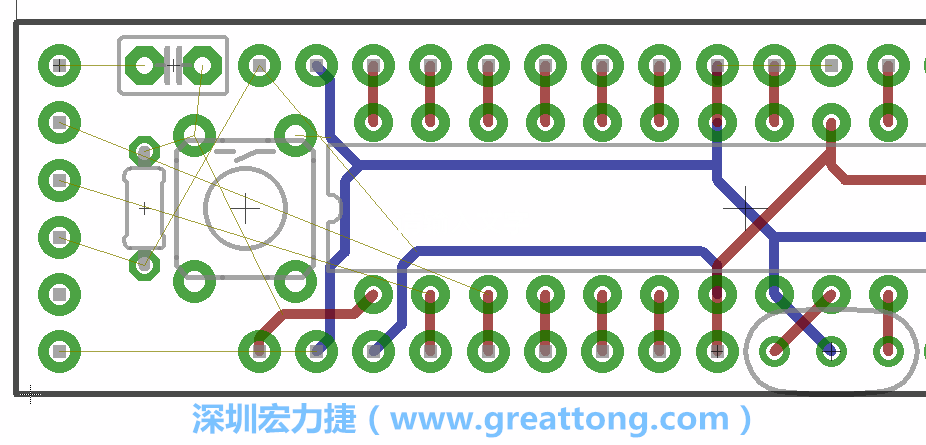 到目前為止，你應(yīng)該只剩下四個(gè)部分還未進(jìn)行布線，10K重置上拉電阻器、重置電容和1×6的序列排針。